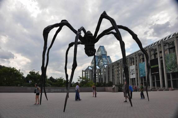 Aranha gigante no pátio da National Galery, em Ottawa, capital do Canadá